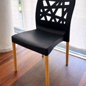 SILLA PLASTICA PATAS DE MADERA NEGRA 1 UNIDAD