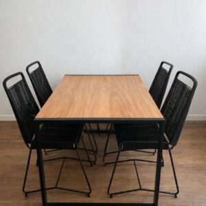 MESA INDUSTRIAL 1.30 M + 4 SILLAS TULUM NEGRAS