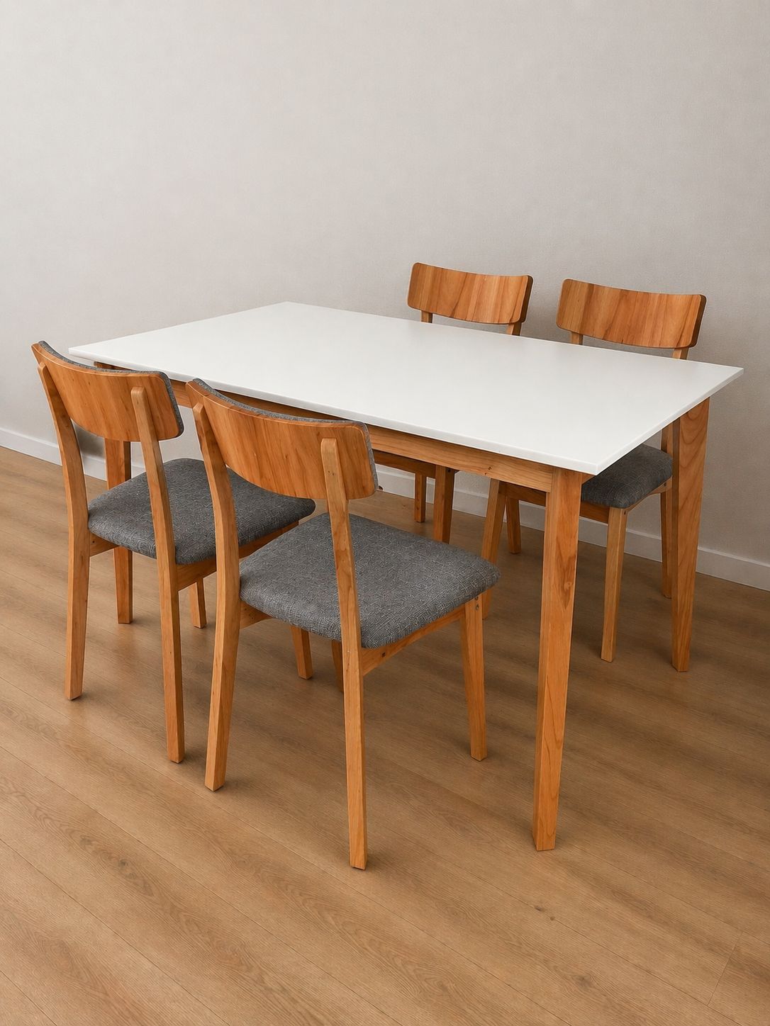 MESA DE 1.30 X 80 + 4 SILLAS ENGEL