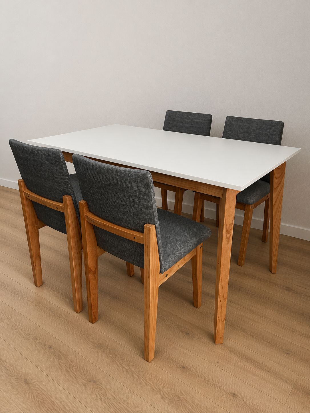 MESA DE 1.30 X 80 + 4 SILLAS GINER